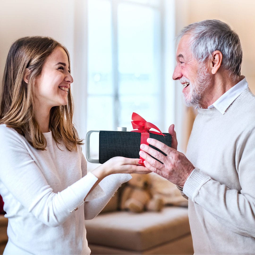Tochter schenkt Vater Hörlösung für TV
