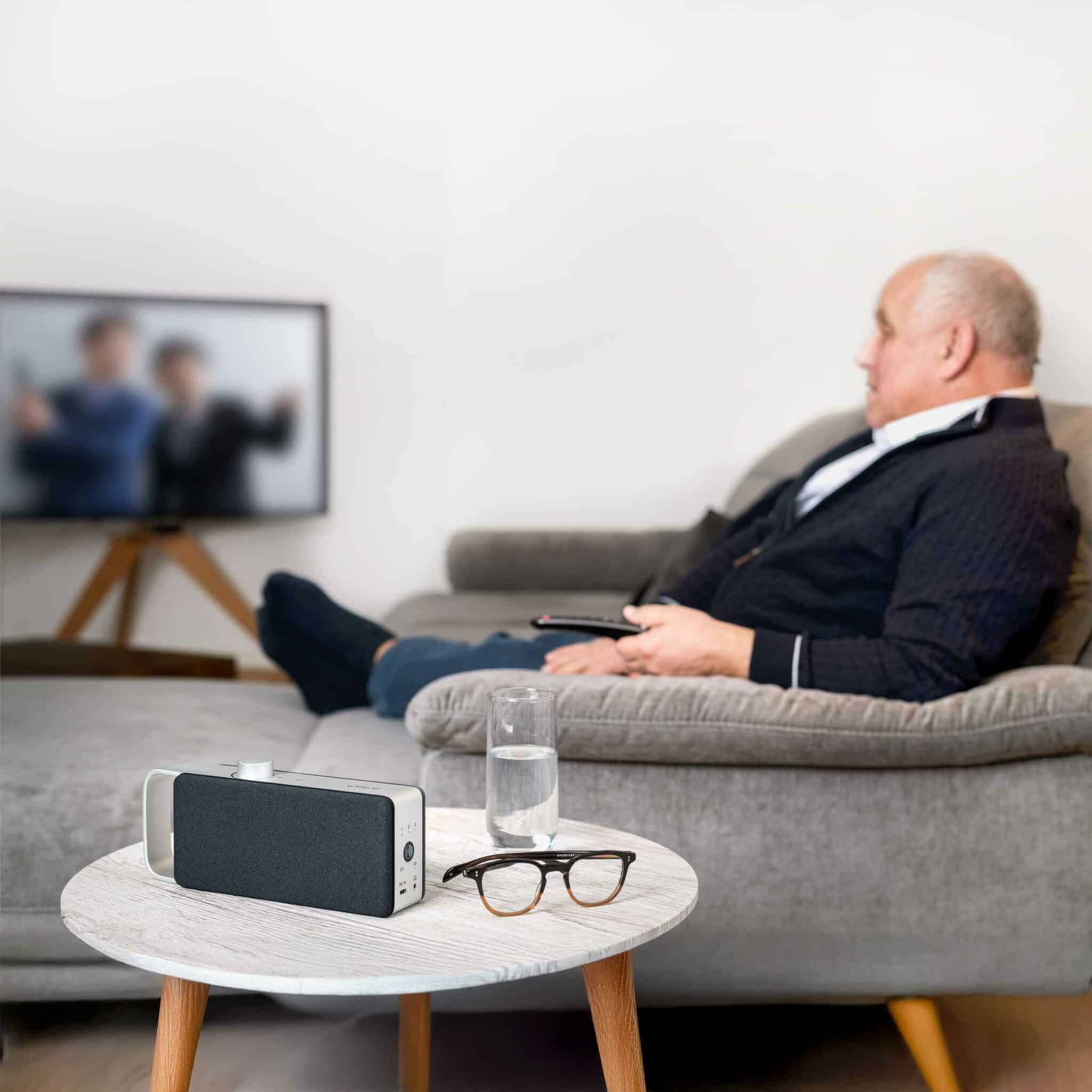 De tv-luidspreker Oskar bij de tv gebruikt