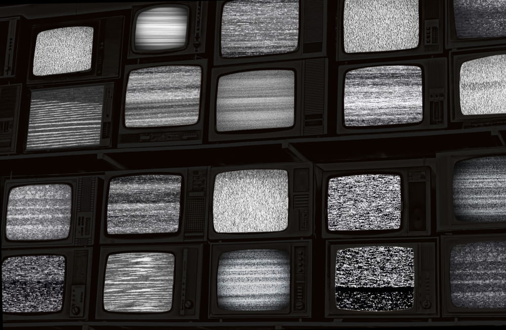 Viele Fernseher in schwarz weiß ohne Empfang