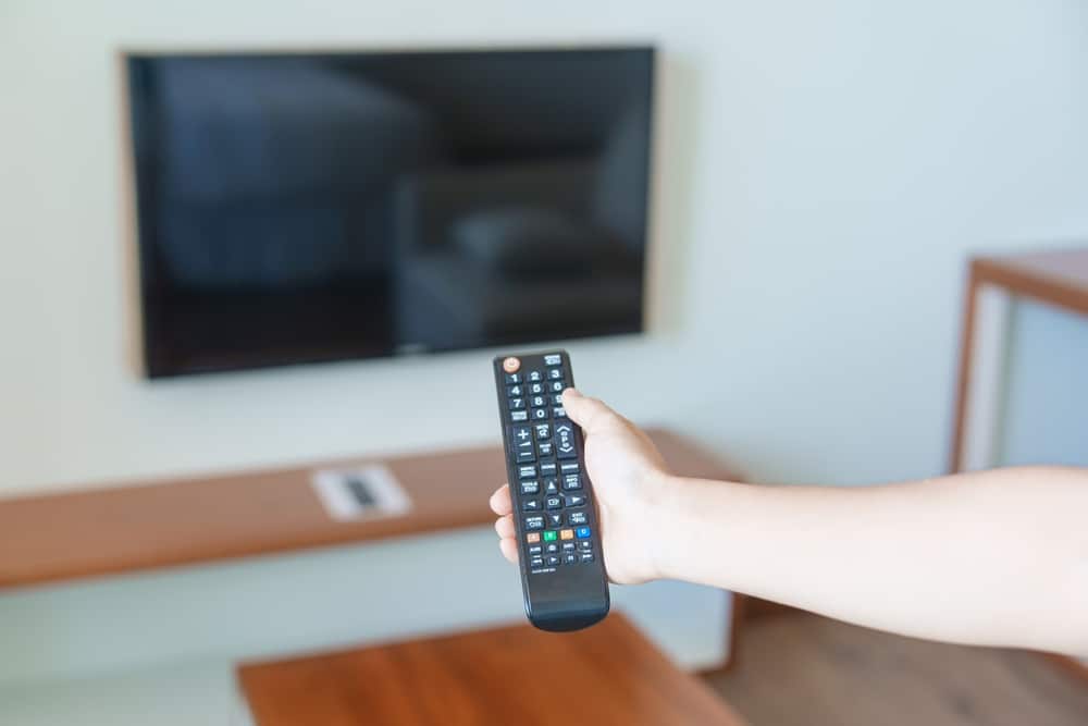 La télécommande pointe vers le téléviseur